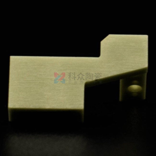 在工業(yè)行業(yè)中，科眾陶瓷廠是一家生產(chǎn)氧化鋯氧化鋁陶瓷零件廠家，在加工工藝上有特殊的優(yōu)勢存在，今天給大家介紹一種加工成型工藝，陶瓷注塑加工。